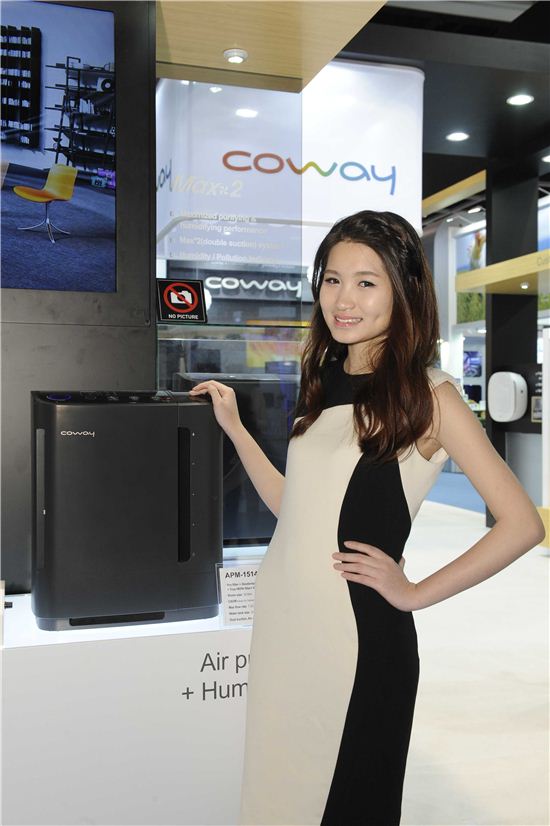 15일 홍콩전자전에서 모델이 미국·중국에 선보인 공기청정기 APM-1514G를 소개하고 있다. 