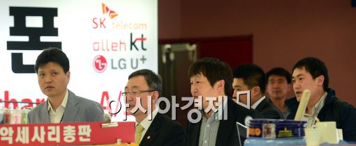 [포토]휴대전화 판매업소 찾은 최성준 방통위원장