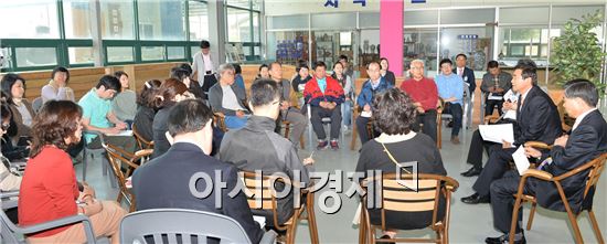 광주 남구(구청장 최영호)는 15일 오전 양과동 빛고을공예창작촌에서 입주작가 및 관계공무원 30여 명이 참석한 가운데 공예창작촌 활성화를 위한 간담회를 개최했다. 사진제공=광주시 남구
 