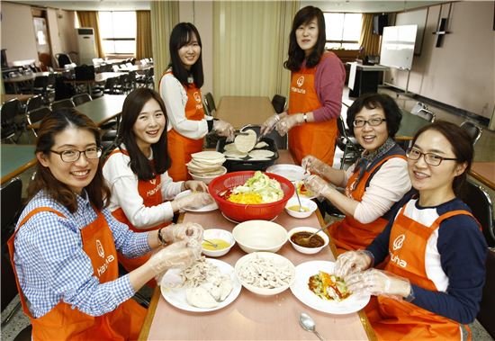 한화생명의 여성 임직원들로 구성된 맘스케어 봉사단이 15일 서울 후암동에 위치한 복지단체 혜심원을 방문해 간식을 만들면서 봉사활동을 하고 있다.