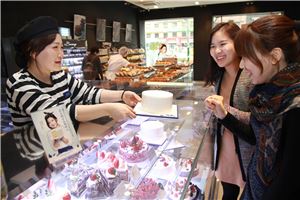 파리바게뜨에서 한 소비자가 '순수(秀) 우유케이크'를 구매하고 있다.