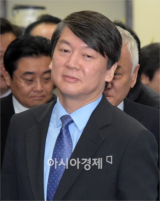[포토]안철수 뒤에선 김한길 공동대표