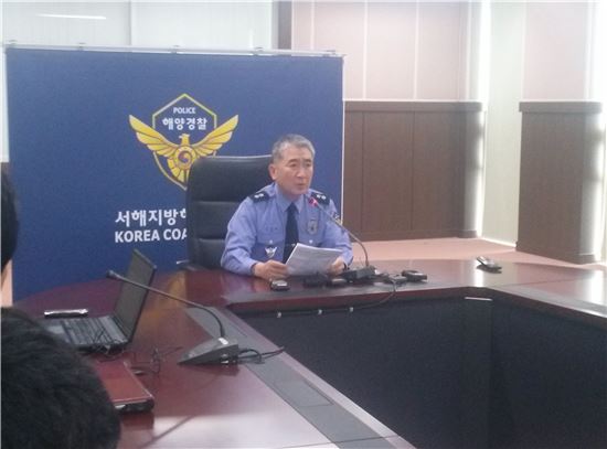 <김수현 서해해경청장이 16일 오전 11시 SEWOL(세월)호 침몰에 대한 상황 설명을 하고 있다.>