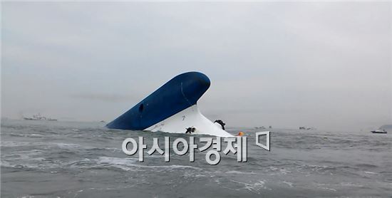 ▲진도군 관매도 인근 해상 여객선 세월호 침몰 현장에 해상크레인 투입.