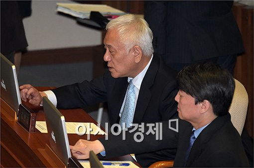 [포토]투표하는 김한길·안철수 공동대표