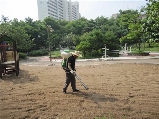 항균제 살포 작업 