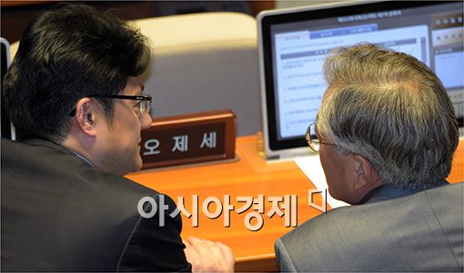 [포토]의견 나누는 문재인·홍익표