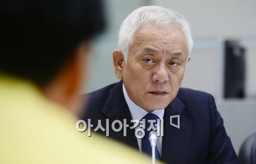 [포토]심각한 표정의 김한길 대표 