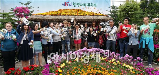 지난해 열린 함평나비축제에서 외국인들이 나비를 날리고 있다.