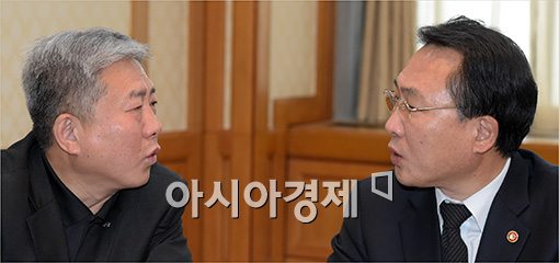 [포토]의견 나누는 김동만 위원장·방하남 장관