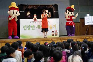 KGC인삼공사 모델인 배우 김성령이 초등학생 150여 명을 대상으로 아동 성폭력 및 유괴 예방교육에 대한 강연을 펼치고 있다.