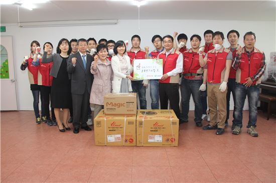 롯데건설 임직원들이 17일 서울 서대문구 소재 아동복지센터를 방문해 생활물품을 전달하고 있다.
