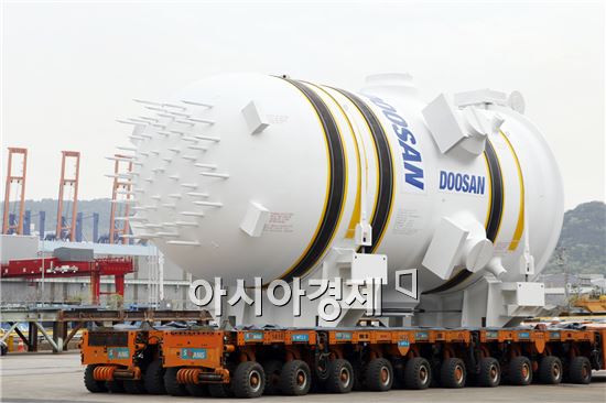 17일 두산중공업은 경남 창원 본사에서 제작을 마친 신한울 원전 1호기용 APR 1400 원자로를 사내부두를 통해 출하하고 있다.