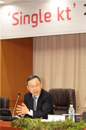 ▲황창규 KT 회장이 17일 열린 '2014 계열사 1등 전략회의'에서 발언하고 있다.