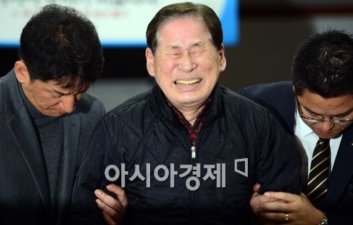 김한식(72) 청해진해운 대표가 대국민사과를 발표하며 흐느끼고 있다400