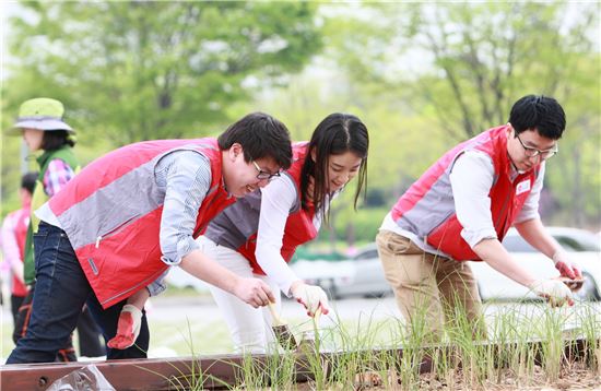 [포토]LG이노텍 본사 임직원, 서울숲 공원가꾸기 나서