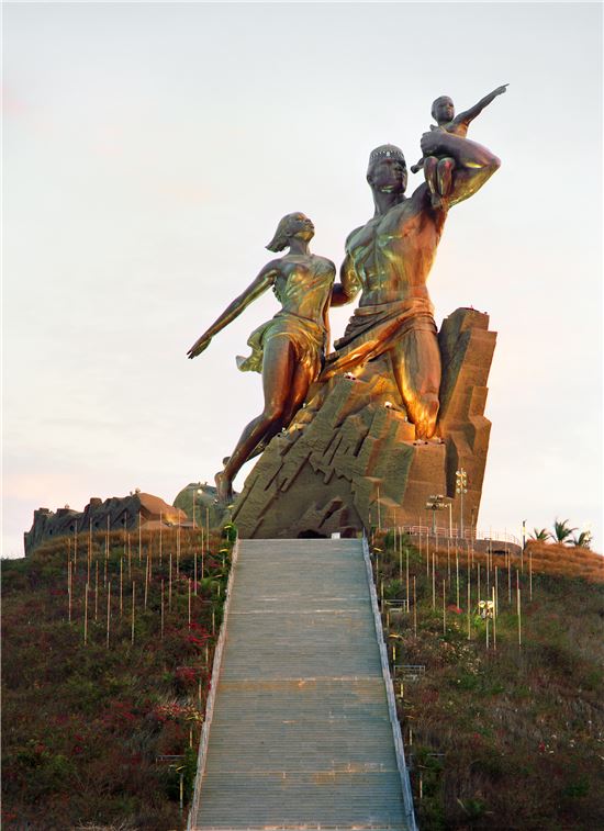 비디오 작품 '만수대 마스터클래스'의 한 장면.  세네갈 수도 다카르에 세워진 대형 기념물 '아프리카 르네상스'는 북한의 만수대창작사가 만든 작품이다. 