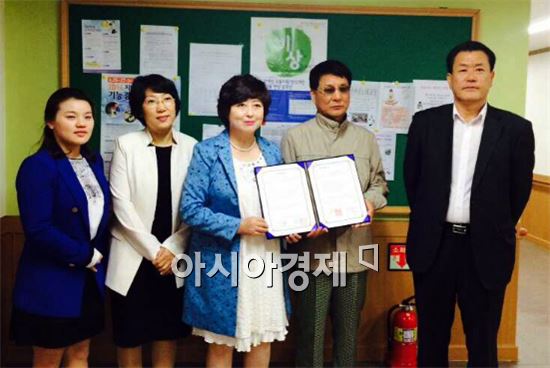 김일신 교수, 이미림 교수, 나희자 교수, 최삼기 관장, 이대만 사무국장이 기념촬영을 하고있다.(왼쪽부터)