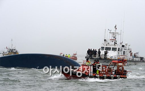 [세월호 침몰]일부 선원, 탑승객들 몰래 '전용통로'로 탈출 