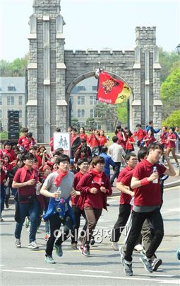 ▲지난 4월18일 고려대학교 학생들이 4·19혁명 전일 '4·18 의거'를 기념하기 위해 마라톤에 나서고 있다.
