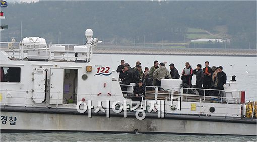 [포토]사고 해역으로 떠나는 실종자 가족들