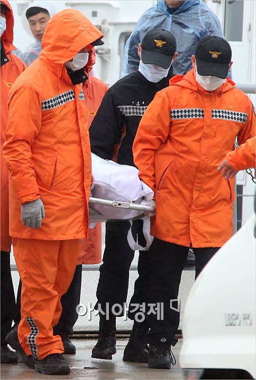 [포토]팽목항으로 이송되는 시신