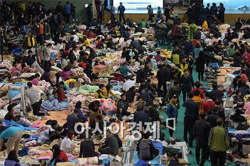 [포토]희망의 끈 놓지 않는 실종자 가족들