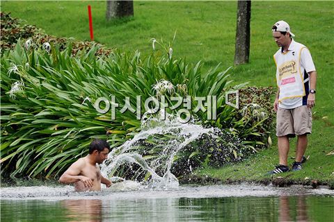 [골프토픽] 라라사발 "벌 때문에 연못 속으로~"