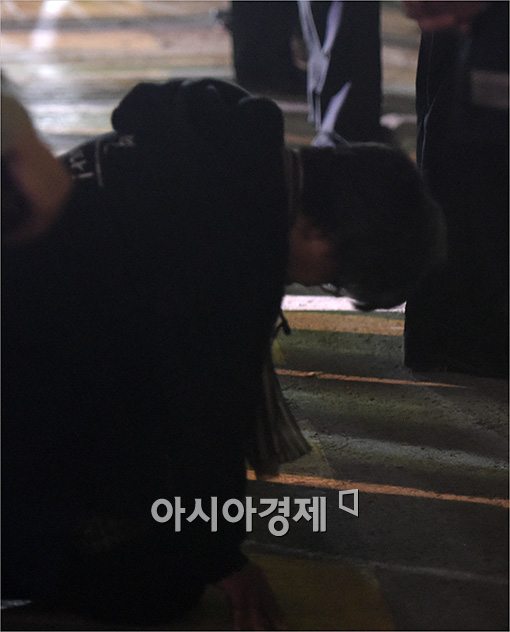 [포토]무릎 끓고 울먹이는 실종자 가족