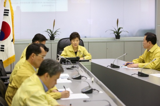 16일 중앙재난안전대책본부에서 회의를 주재하고 있는 박근혜 대통령(사진 : 청와대)