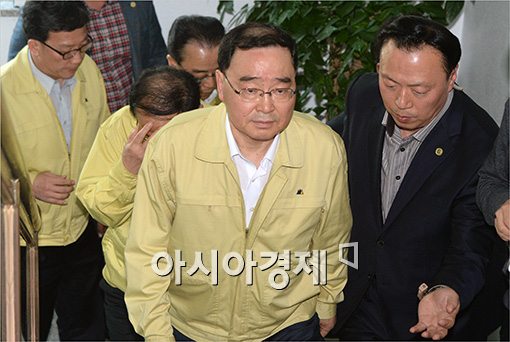 [포토]긴급 장관회의주재하는 정홍원 총리
