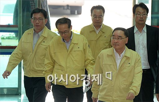 [포토]긴급 장관회의 참석하는 정홍원 총리