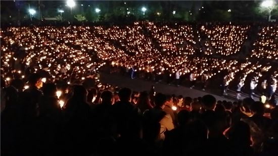 19일 안산 단원고 재학생과 동문회가 안산 초지동 화랑유원지에서 연 촛불집회에 안산의 시민과 학생 2000여명이 참석해 실종자들의 무사기환을 기도하고 있다. 