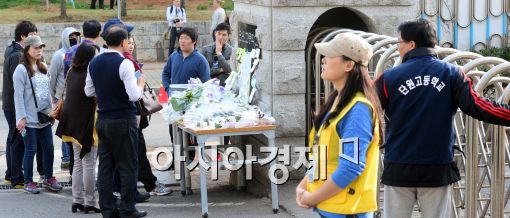 [포토]안산 단원고 추모 발길 여전히