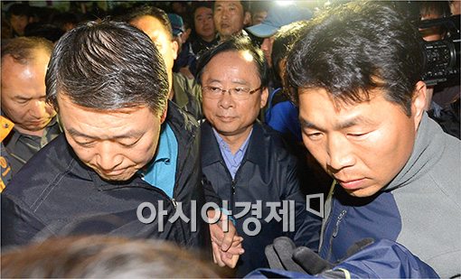 [포토]사복 경찰 경호속 팽목항 나가는 이주영 장관