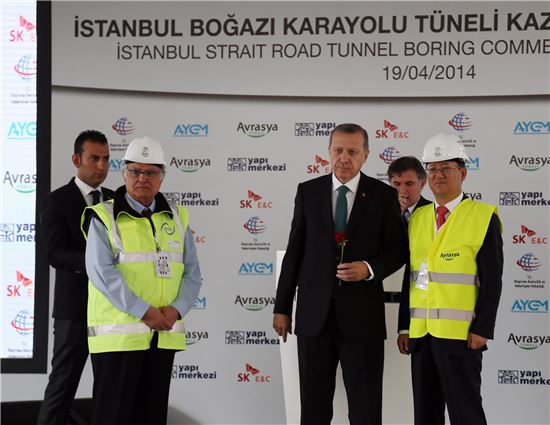지난 19일(현지시간) SK건설이 시공하는 터키 유라시아 해저터널 공사 굴진 기념식에 참석한 서석재 SK건설 전무(오른쪽 첫번째)와 레제프 타이이프 에르도안 터키 총리(가운데) 등 관계자들이 기념 촬영을 하고 있다.(출처: SK건설)