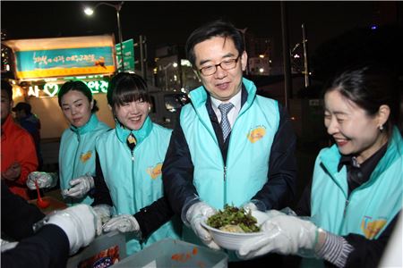 정일영 교통안전공단 이사장(오른쪽 두 번째)이 공단 임직원 등과 함께 지난 18일 저녁 서울 영등포역 광장에서 노숙인들에게 무료 급식을 제공하고 있다. 

