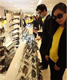 ▲ 롯데백화점 본점 9층 행사장에서 고객들이 레이밴 선글라스를 착용해 보고 있다.
