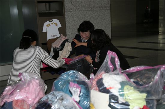 마포구청 직원들 헌옷 팔아 청소년들에게 장학기금 전달 
