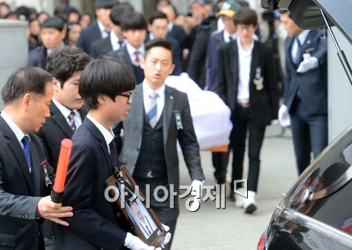 [포토]슬픔에 잠긴 채....세월호 침몰사고 사망자 발인식 거행