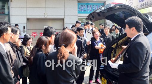 [포토]슬픔에 잠긴 채 세월호 희생자 발인식