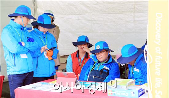 [세월호 침몰]완도공무원들, "몸은 해조류박람회장·마음은 무사귀환을"