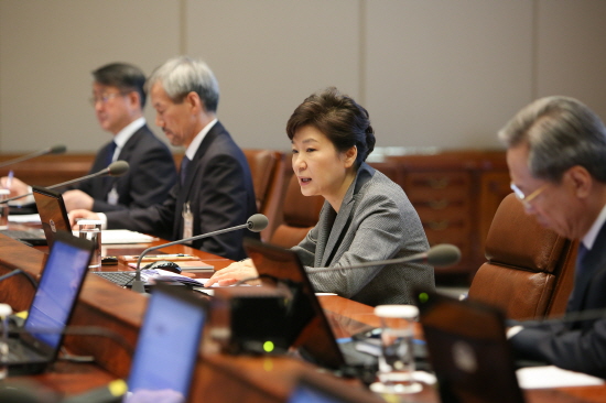 ▲박근혜 대통령이 수석비서관회의를 열고 세월호 참사와 관련 "눈치 보는 공무원은 퇴출하겠다"는 뜻을 밝혔다. (사진 : 청와대)