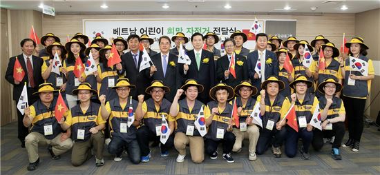 임영록 KB금융그룹 회장(가운데줄 오른쪽 일곱 번째)과 관계자들이 22일 서울 중구 무교동 어린이재단에서 'KB희망자전거' 전달식을 갖고 기념촬영을 하고 있다.