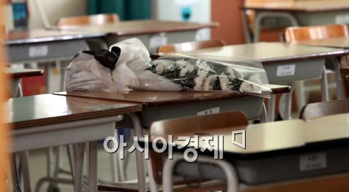 [포토]텅 빈 교실에 놓여진 국화꽃