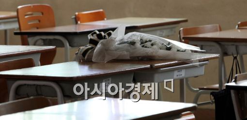 [포토]국화꽃 놓여진 교실