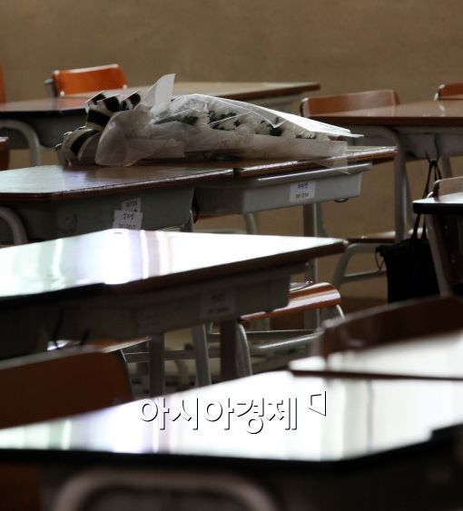 [포토]조용한 교실에 놓여진 국화꽃