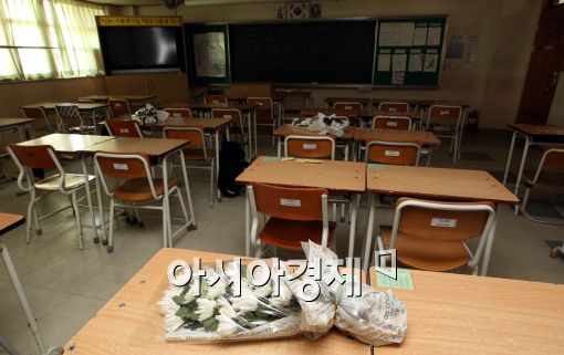 [포토]조용한 교실에 국화꽃만 덩그라니…