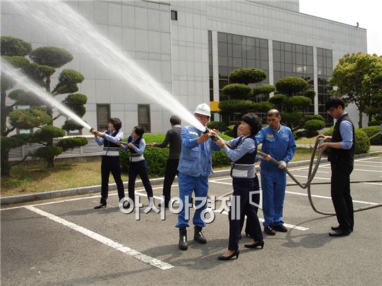 광양제철소(소장 백승관)백운아트홀이 화재로부터 관객의 소중한 생명을 지키기 위한 소방훈련을 실시했다.