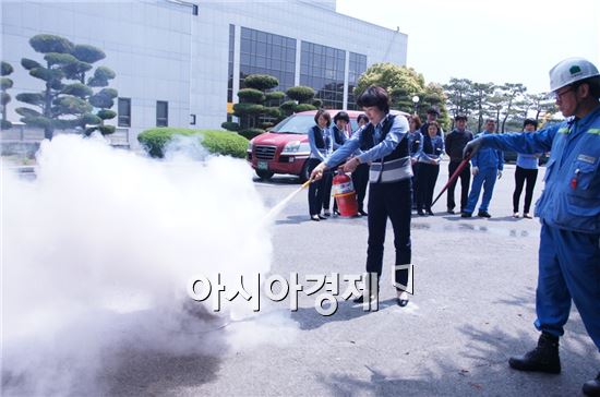 광양제철소(소장 백승관)백운아트홀이 화재로부터 관객의 소중한 생명을 지키기 위한 소방훈련을 실시했다.